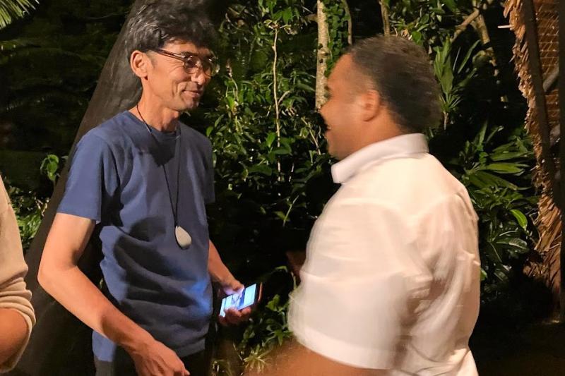 別れを惜しむコンサルタントの田中