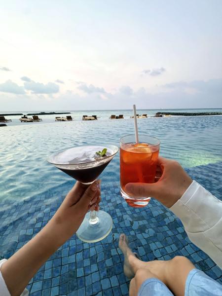 プール沿いで乾杯！