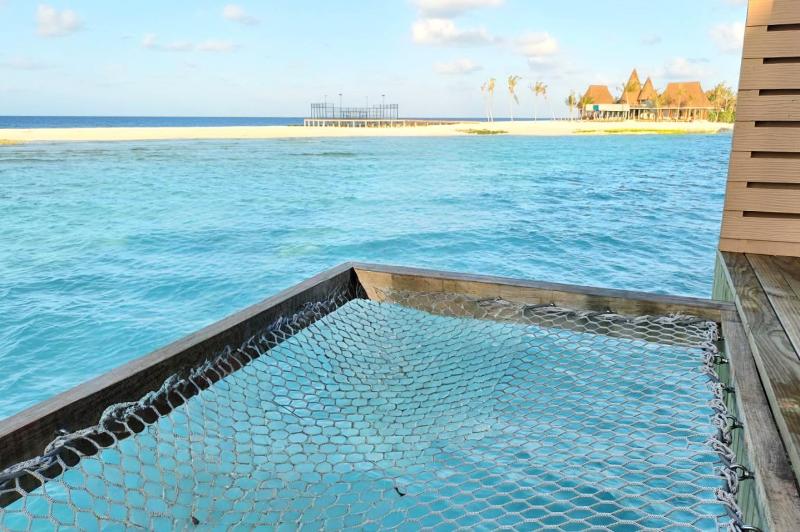 カタマランネット（水上ハンモック）はスリル満点！ トランポリンではないので跳ねないでくださいね^^