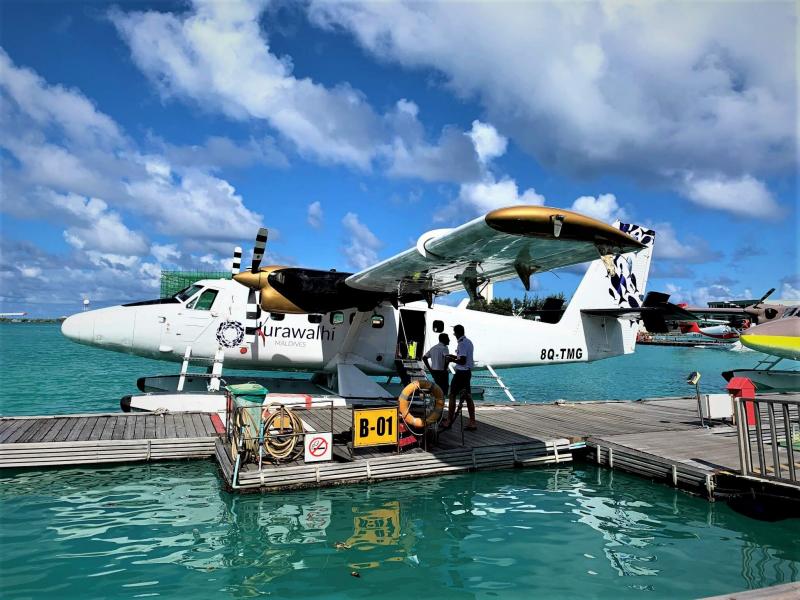 フラワリ専用水上飛行機で出発です！