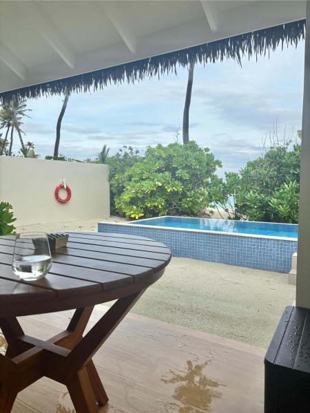 バルコニーからの眺めです。お部屋から開放的な海を楽しみたい方は水上ヴィラがおすすめです！