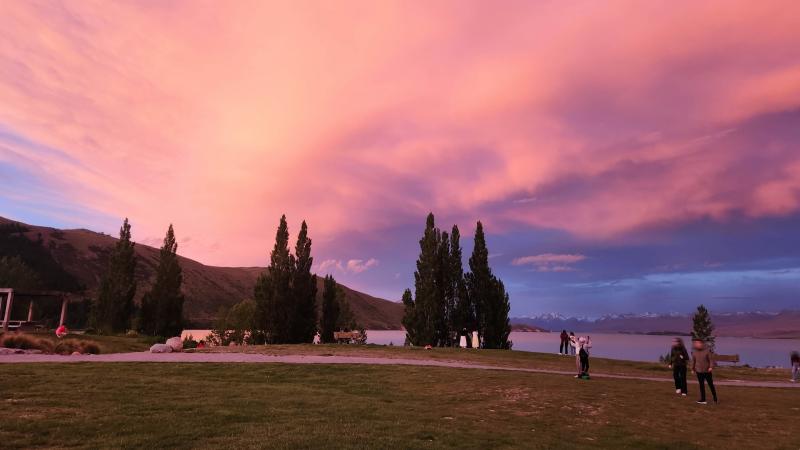 テカポ湖でのピンク色の夕焼け。日が沈むのが遅く、21時前でようやく暗くなり、その時の写真です。不思議な気分でした