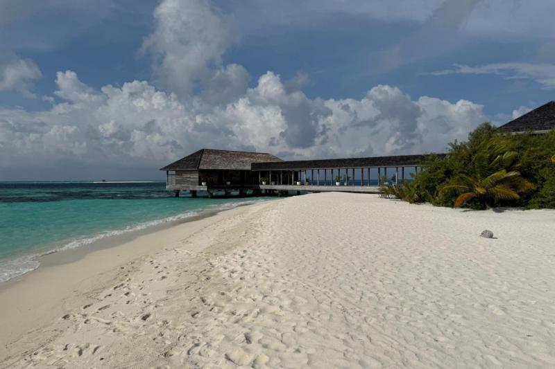 モルディブ到着！！ 奥に見える水中レストランに続く道に、期待が高まります