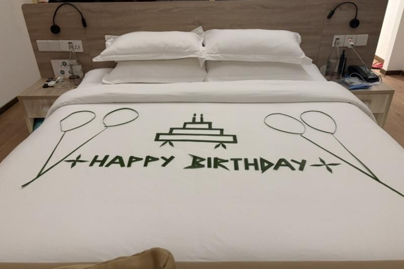 当日は私の誕生日で、部屋に戻ったらデコレーションしてありました