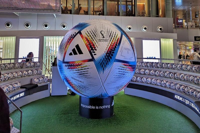 カタールW杯で使われたサッカーボールのオブジェ