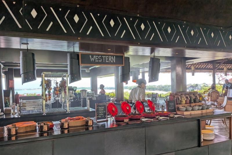 西洋料理コーナーは定番のベーコンやソーセージ、卵料理、その場でスライスして食べる肉料理など、がっつり系