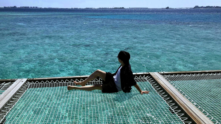 カフェ＆バー「コクーン（Cocoon）」にはカタマランネットが並んでいます