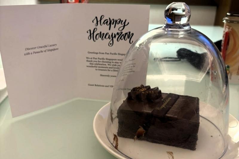 シンガポールのホテルでは最上階を用意いただいて、ケーキまでいただきました！