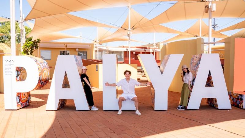 エアーズロックリゾート内のアートギャラリーにて家族ショット