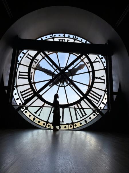 オルセー美術館5階、時計台の前で