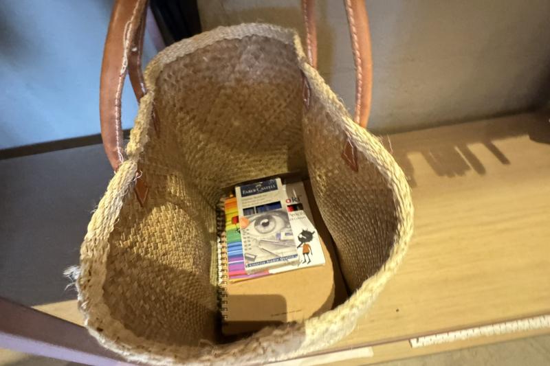 バッグの中にはスケッチセットが。遊び心が感じられます♪