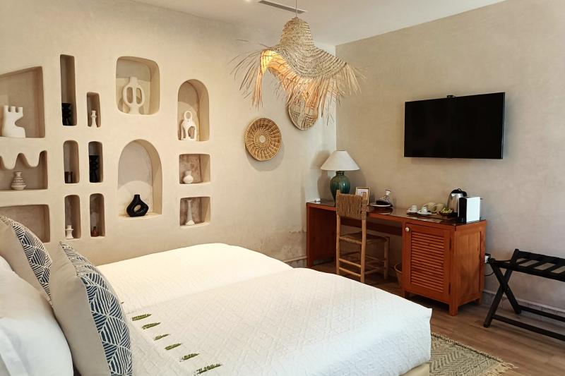 デスクやテレビ、コーヒーセットが備わります