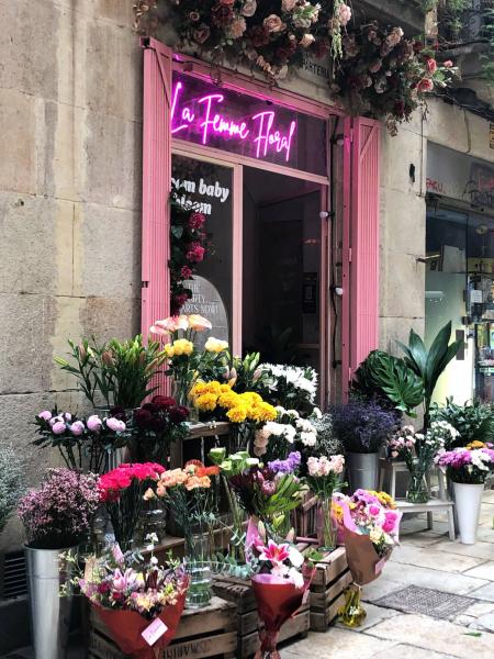 バルセロナの路地の花屋