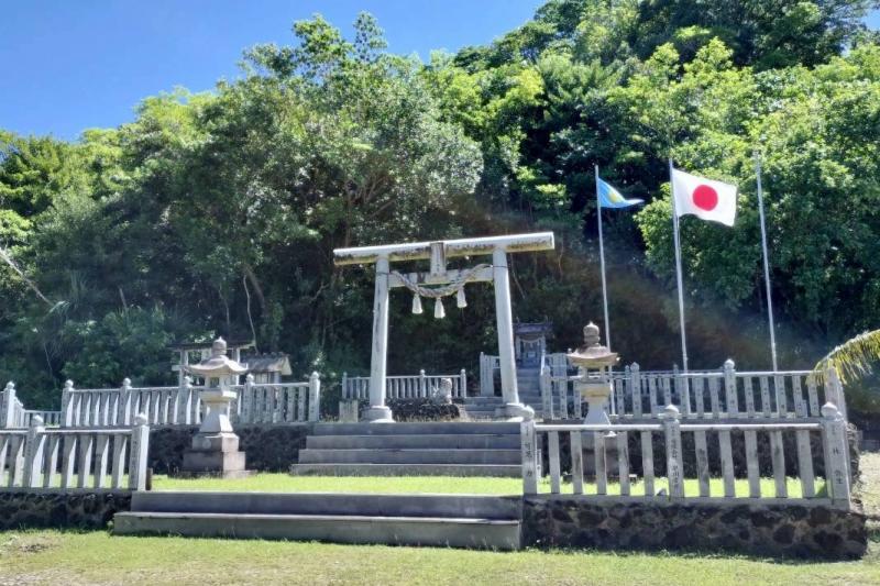 パラオの国旗と日の丸がはためくペリリュー神社