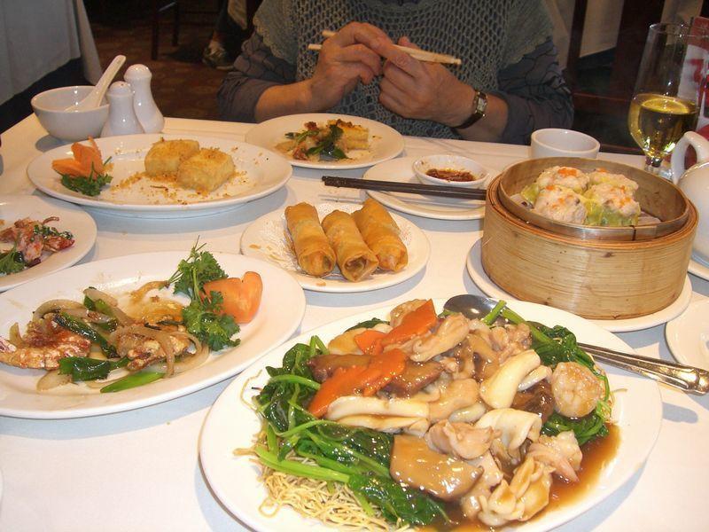 リッチモンドでの「飲茶」店の名前は「キリン」。香港、イギリス系統の中華料理にレベルアップしたとの評判が人気を呼び、行列の出来中華店となる。
