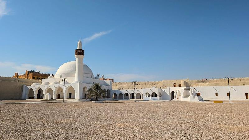敷地内は白亜の建物が続きます