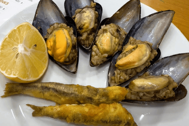 Nevizade Kokoreç - Erdal Ustaでは、トルコ伝統料理であるミディエドルマ（ムール貝のリゾット詰め）を食べましたが、美味しかったです！