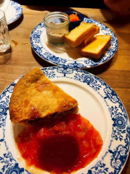 オー ザンシアン カナディアンにて伝統的なミートパイ「トゥルティエール」