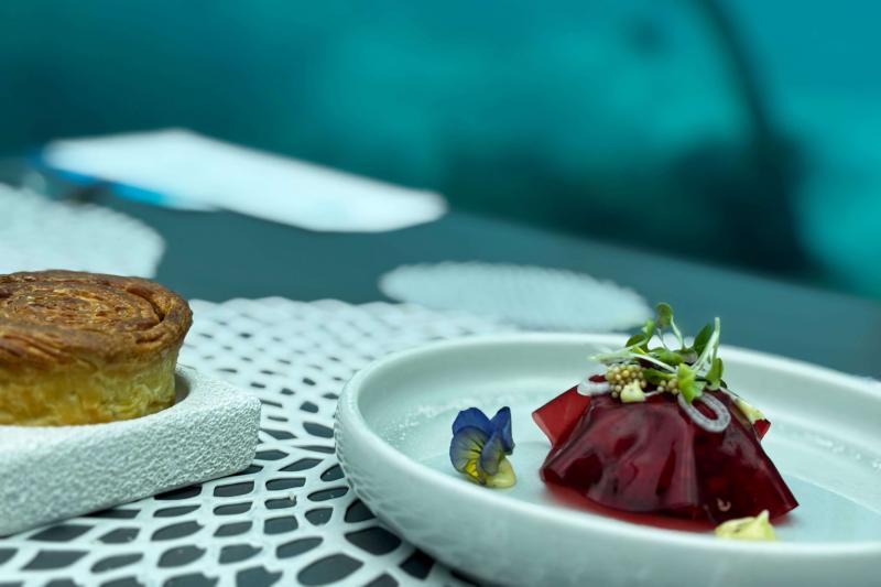 海を眺めながら味わうお料理