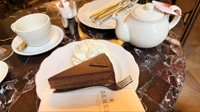 老舗カフェ「デメル」のザッハトルテ。ウィーンが本店です