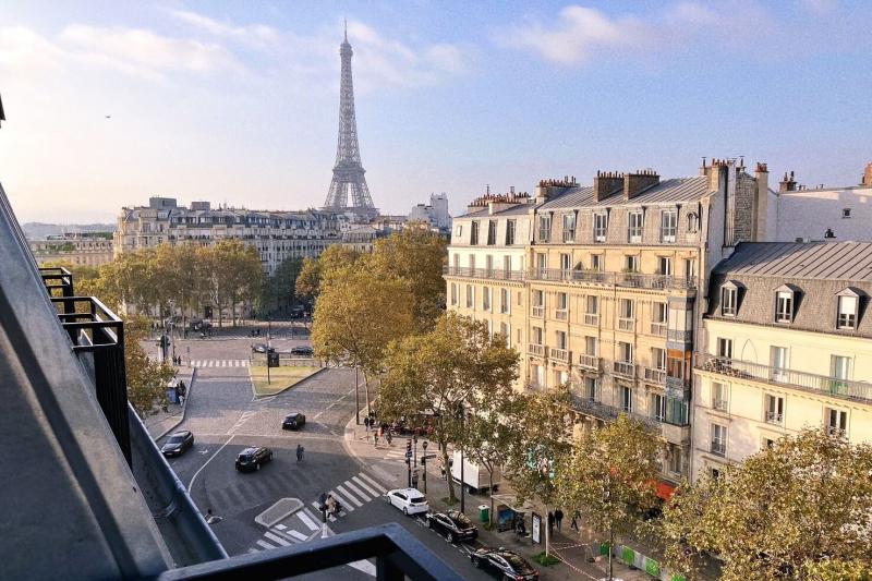 フランス・パリで宿泊したホテル ラ コンテスの客室から（エッフェル塔）の眺め