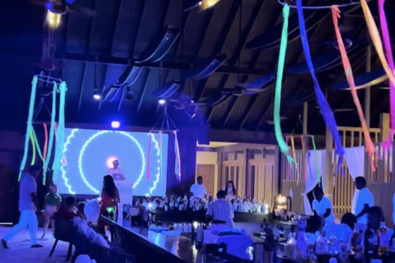 夜はいろんなパーティーが開催され、踊って飲んで最高の夜でした！