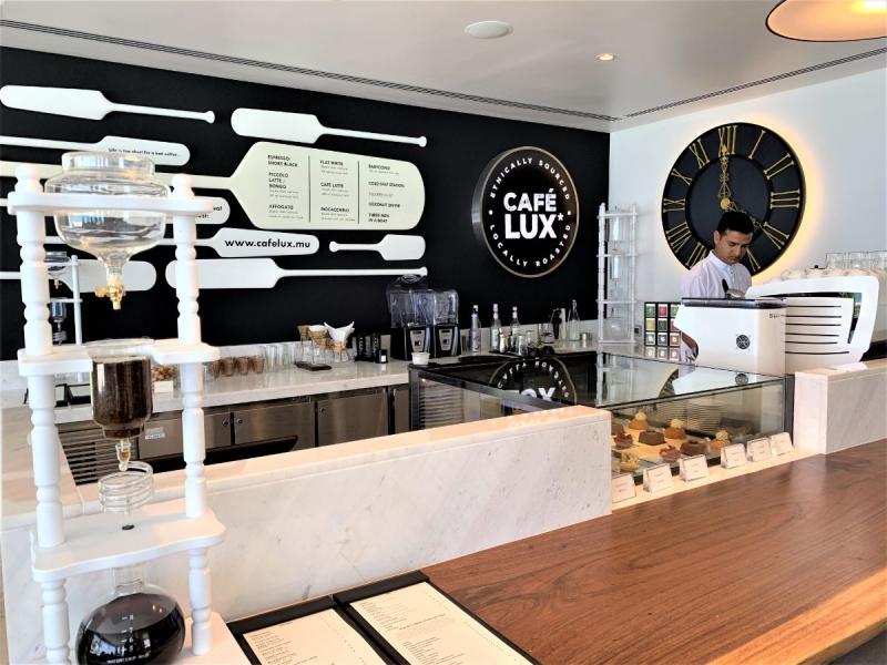 Café LUX*では自家焙煎したコーヒーの良い香りが広がっていました
