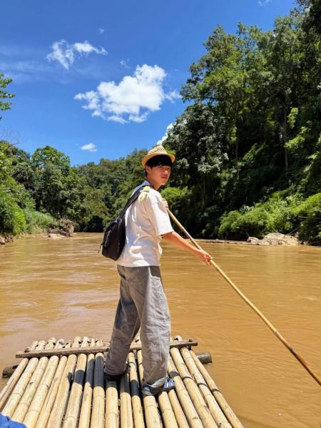 チェンマイ旅行でのひとコマ。いかだ下り（私たちだけの乗船だったので、漕ぐ体験もさせてもらいました）