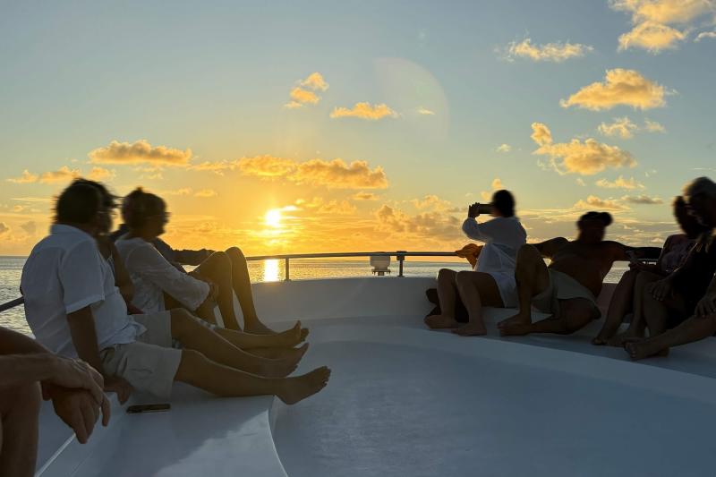 船の屋上に乗って夕日を眺めました