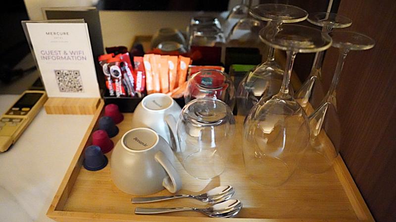 お部屋のミニバー。グラス類やティーセットもきれいに用意されています 