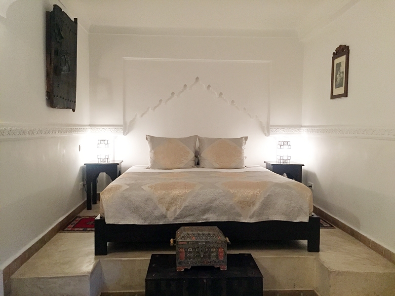 「スイート」の客室。こちらもキングサイズのベッドが置かれています