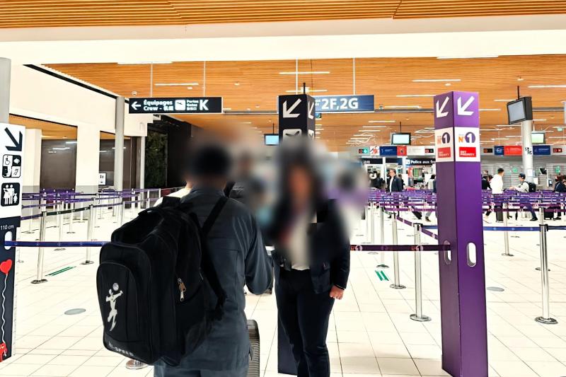 セキュリティにつきました。係員がいます