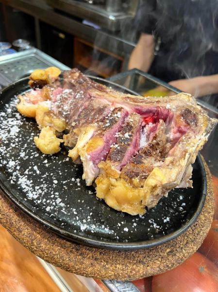 ステーキ店のボリューミーなTボーンステーキ inサンセバスチャン