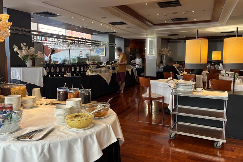 朝食会場の食事風景。食事の種類も結構多い！