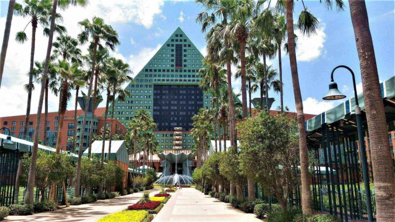 外観はピラミッド型の建物が印象的。1,500室の巨大なホテルです