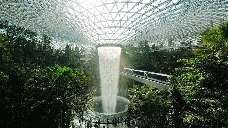 ●チャンギ国際空港シンガポールへ訪れるほとんどの方が利用される空港ですが、こちらの空港は、単なる空港として機能だけでなく、1つのエンターテインメント施設。空港内には、映画館や蝶々が飛び回る庭園、複合商業施設（ジュエル）、が併設されており、乗り継ぎ時間も満喫可能！ ターミナルは3つありますが、無料の鉄道で移動ができます。