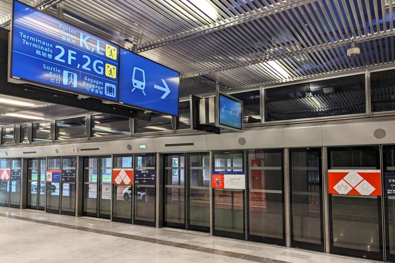 シャルルドゴール空港は広いのでゲート移動に電車を利用します