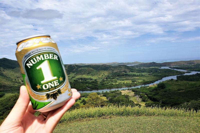 山の頂上で飲むニューカレドニアビール「ナンバーワン」は最高です