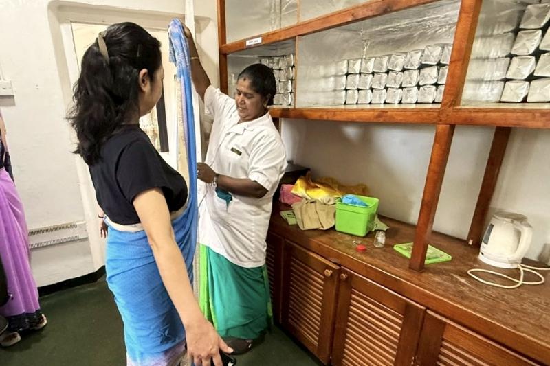 長く大きな1枚の布を巧みに折りたたんで、巻き付けて…あっという間に衣装になるのが不思議！