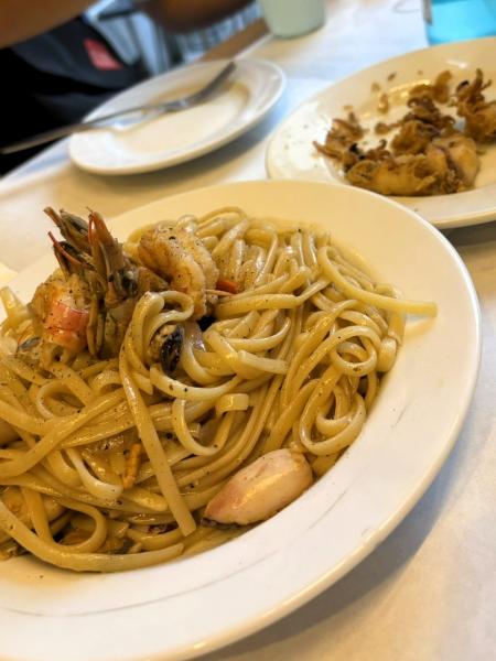 アテネのレストランのシーフードパスタ