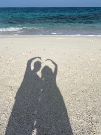 夫婦で影遊び。白い砂浜がより影を引き立てます 