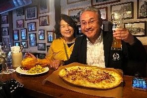 フランクフルトのレストラン「アルテン リンプルク」。常連客っぽくカウンター席で乾杯！