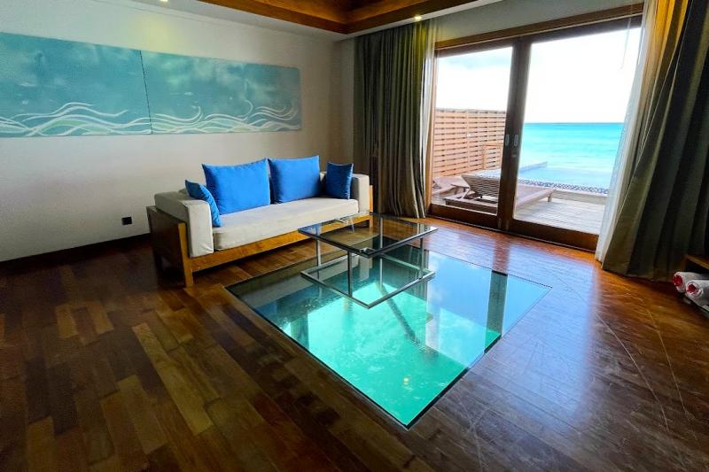 ガラス床付きのリビングルームも広々