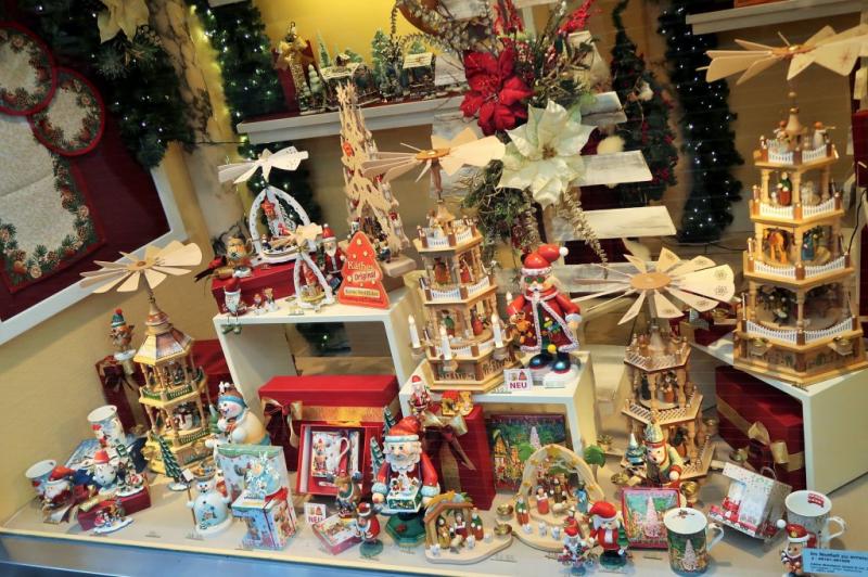 クリスマスピラミッドドイツ発祥の伝統的な木製のおもちゃ「クリスマスピラミッド」は、上部の羽根がロウソクの熱で回転する仕掛けが特徴。見た目も可愛く、クリスマスを感じさせるインテリアとして世界中で愛されています。揺れる炎や回転する人形を眺める時間は、癒し効果抜群です。