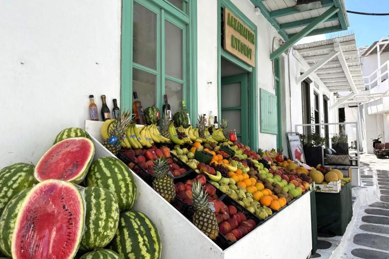 ミコノス島の街歩きで、果物屋さん発見！ ラズベリーを食べ歩きしました