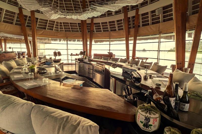鉄板が目の前にあるカウンター席