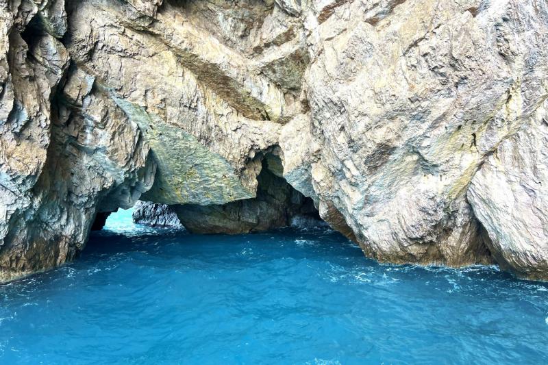 ナポリ湾に浮かぶカプリ島の洞窟ツアー。残念ながら雨で青の洞窟は入れませんでしたが、そのほかの洞窟を巡るツアーに参加できました