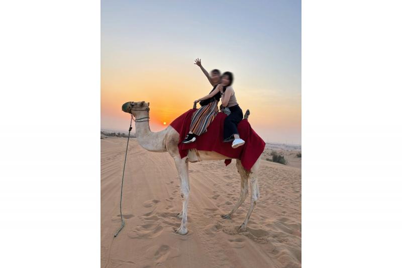 ドバイにも行きました！ 朝日を眺めながらラクダ乗り体験
