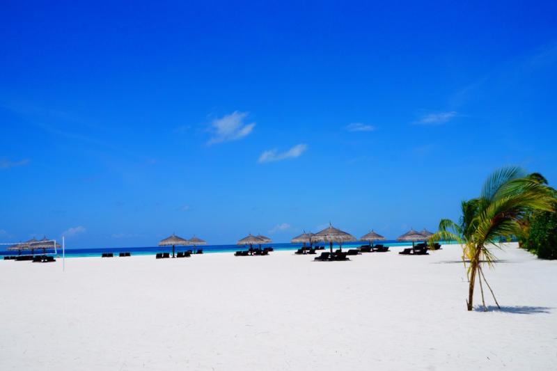 白い砂浜が続くビーチ。ぜひ裸足で贅沢な時間をお過ごしください