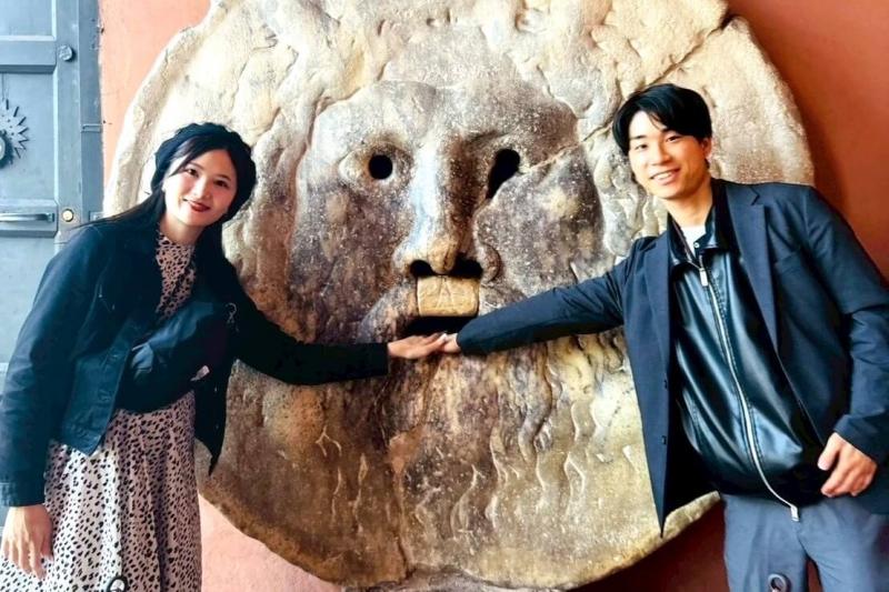 『ローマの休日』で有名な真実の口の前で♪ トレビの泉とスペイン広場もあわせて観光しました！